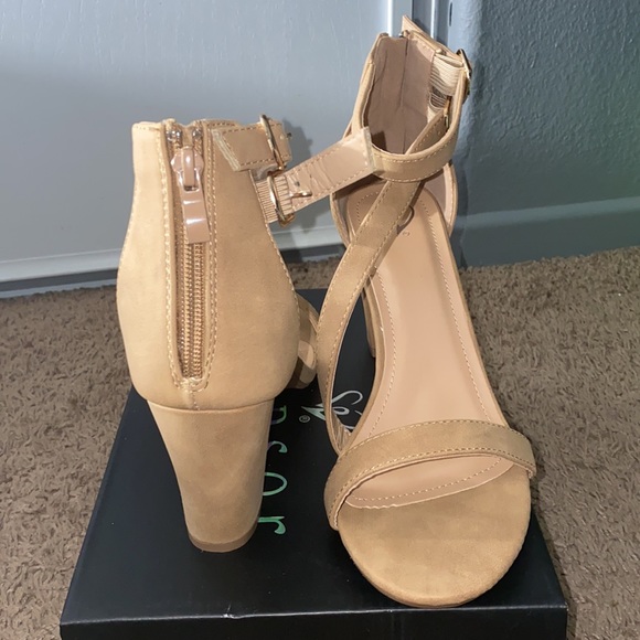 NWT tan heels - Picture 3 of 7